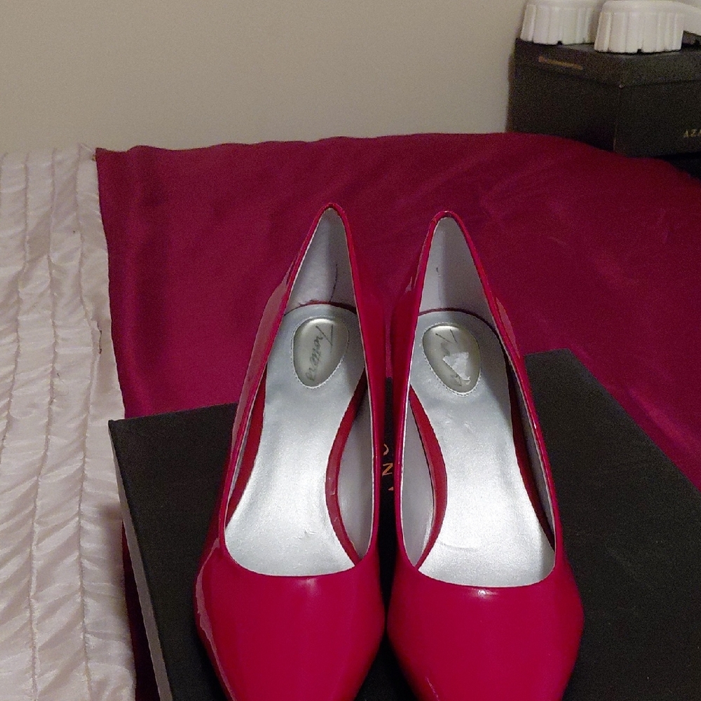 Trotters Women's Bold Red Heels